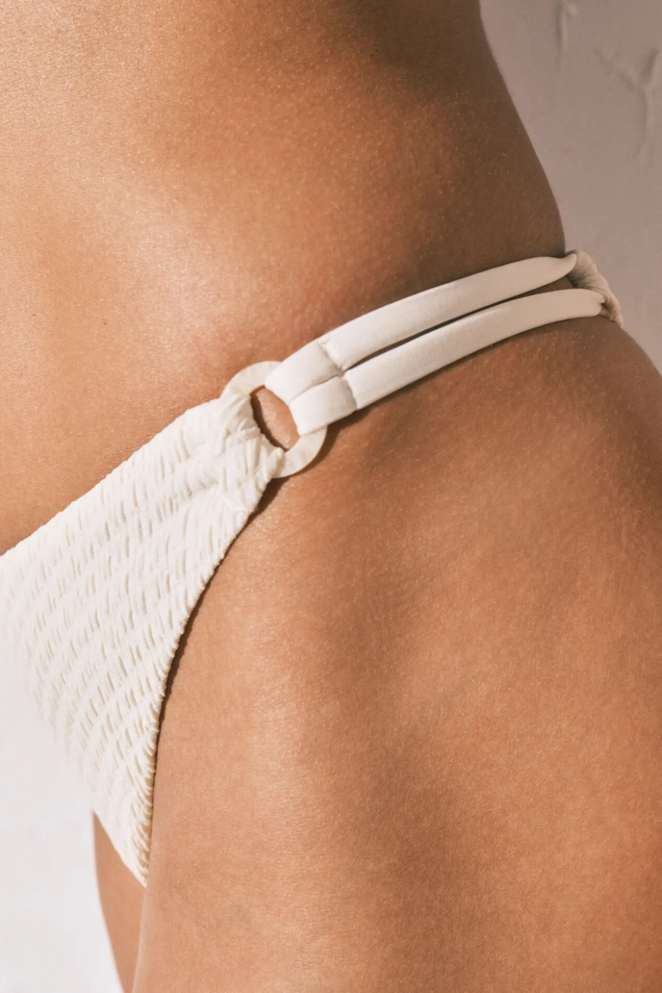 Cueca de biquíni brasileira com textura efeito U branca