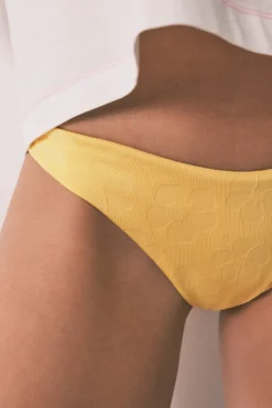 Cueca de biquíni brasileira com textura amarelo