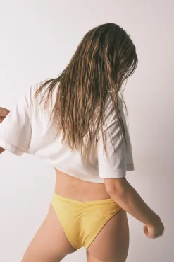 Cueca de biquíni brasileira com textura amarelo
