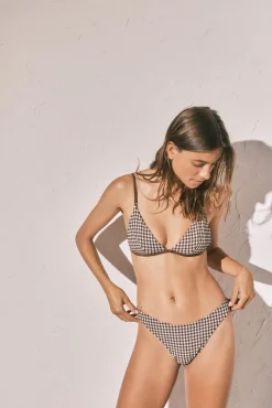 Cueca de biquíni brasileira efeito U vichy marrom