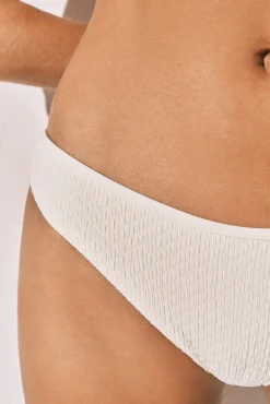 Cueca de biquíni clássica com textura efeito U branca