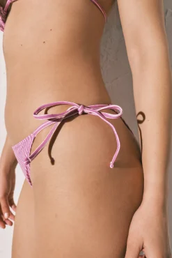 Cueca de biquíni clássica de tiras estampado riscas