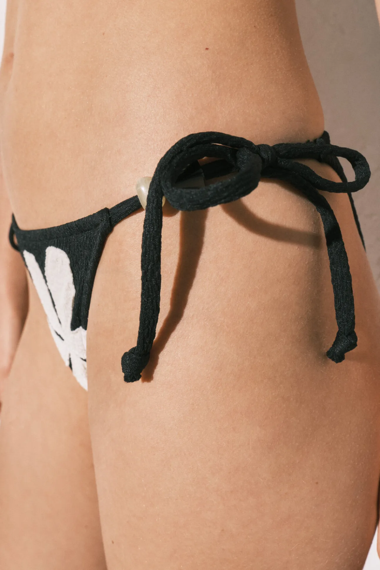Cueca de biquíni de tiras estampado floral preta