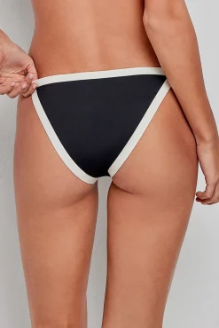 Cueca de biquíni preta com borda contrastante