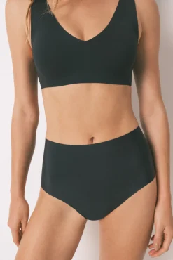 Cueca preta de corte limpo e cintura alta