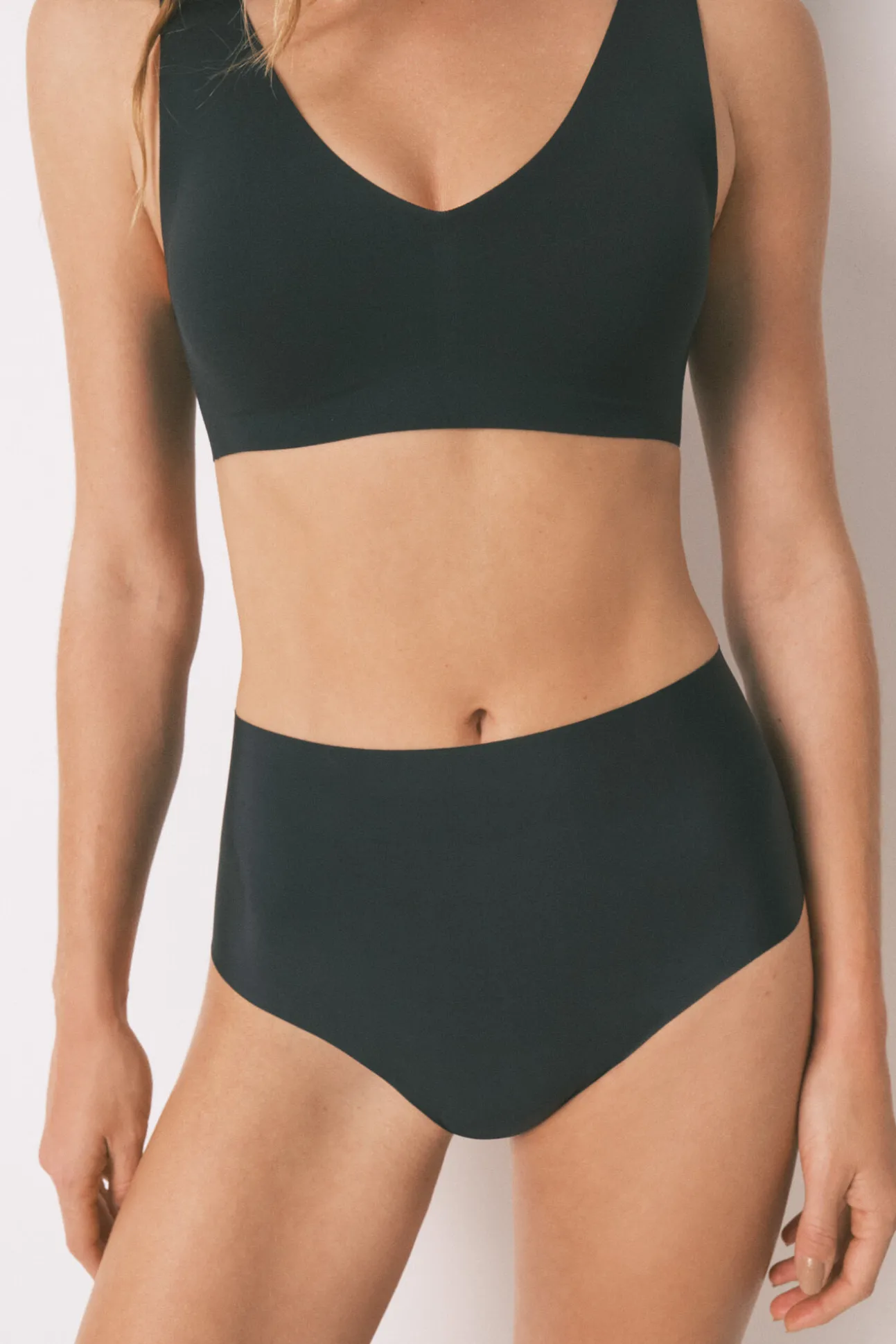 Cueca preta de corte limpo e cintura alta