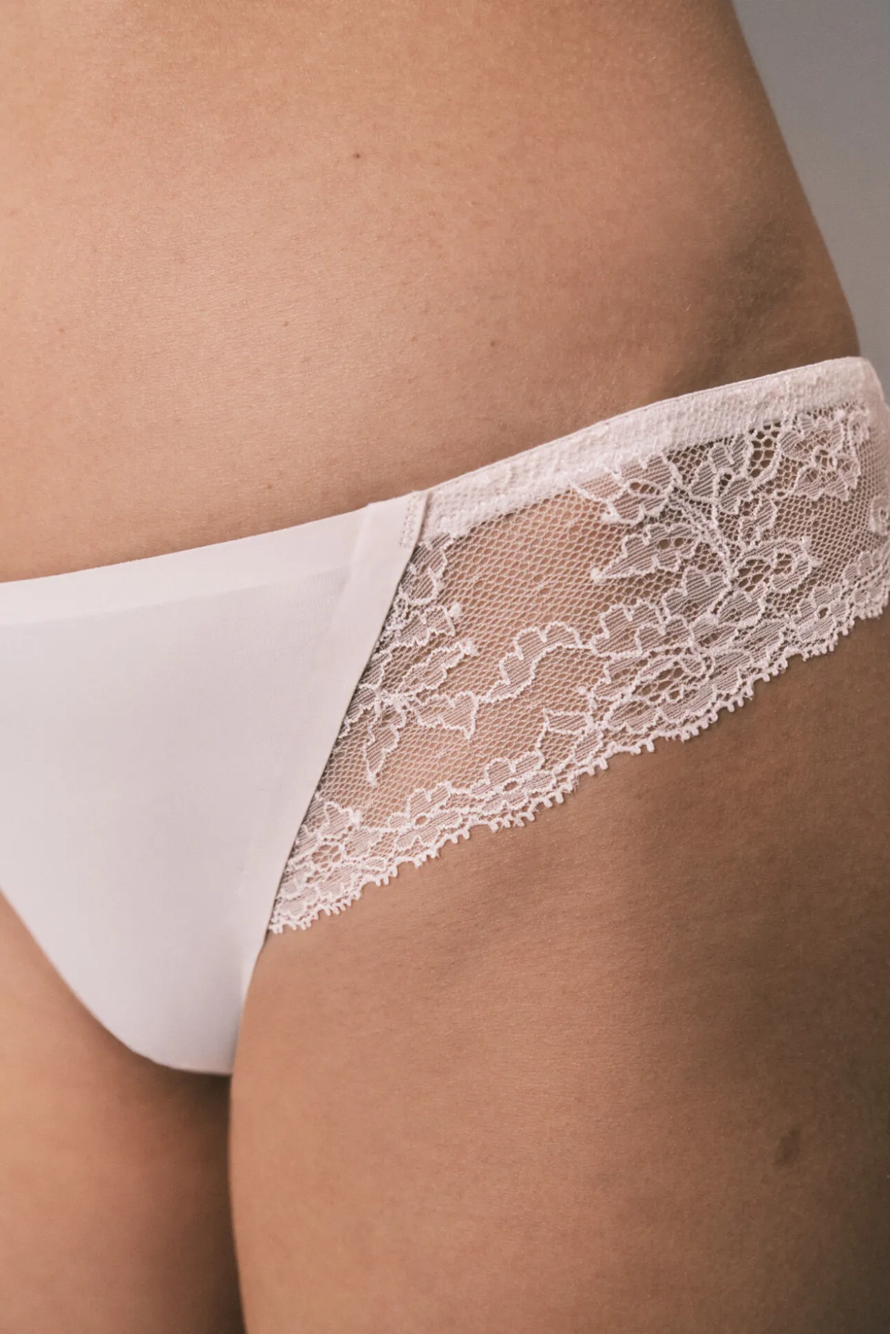Cuecas clássicas em microfibra e renda rosas
