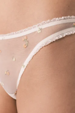 Cuequinha brasileira com bordado de flores branca