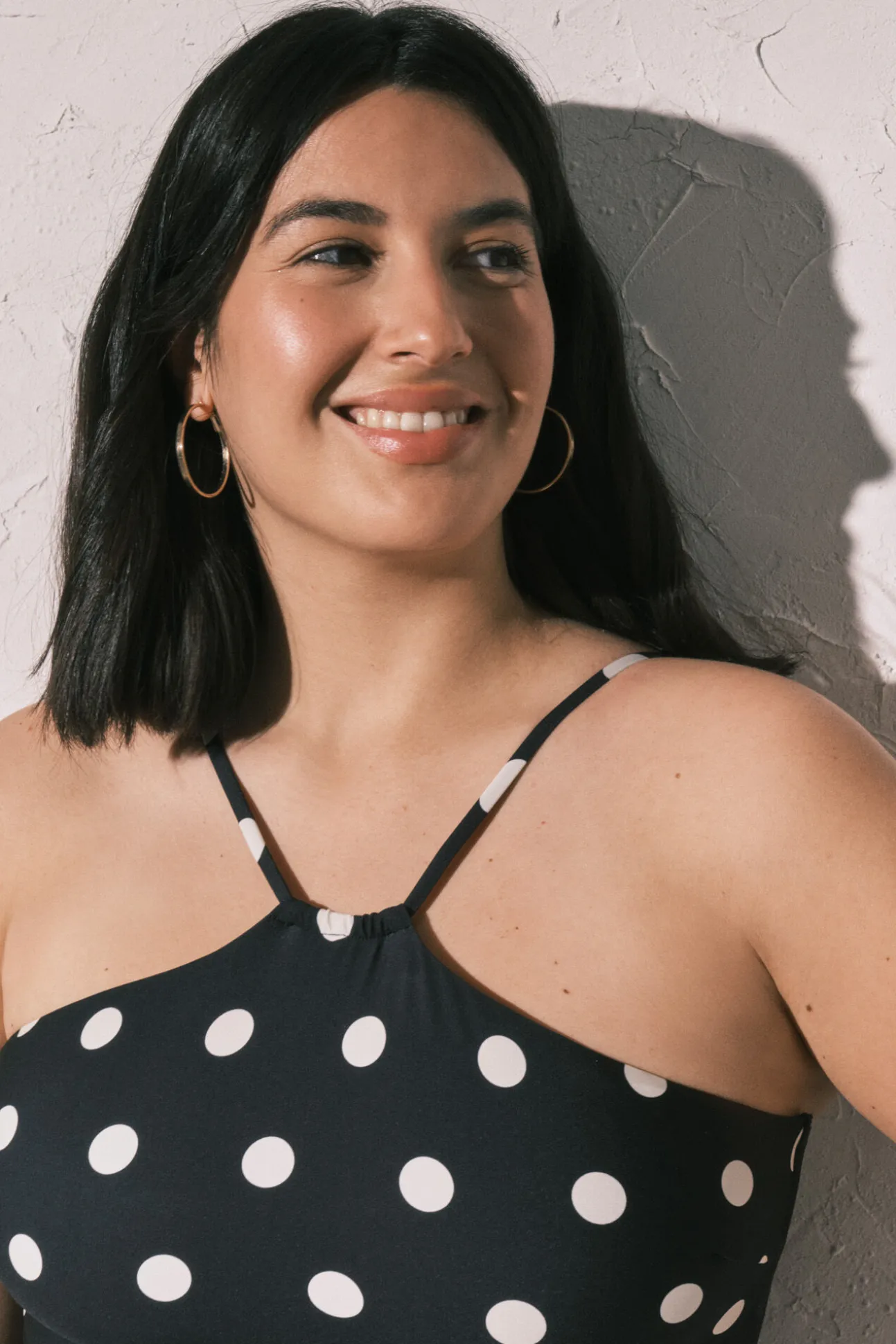 Fato de banho modelador preto e estampado às bolinhas