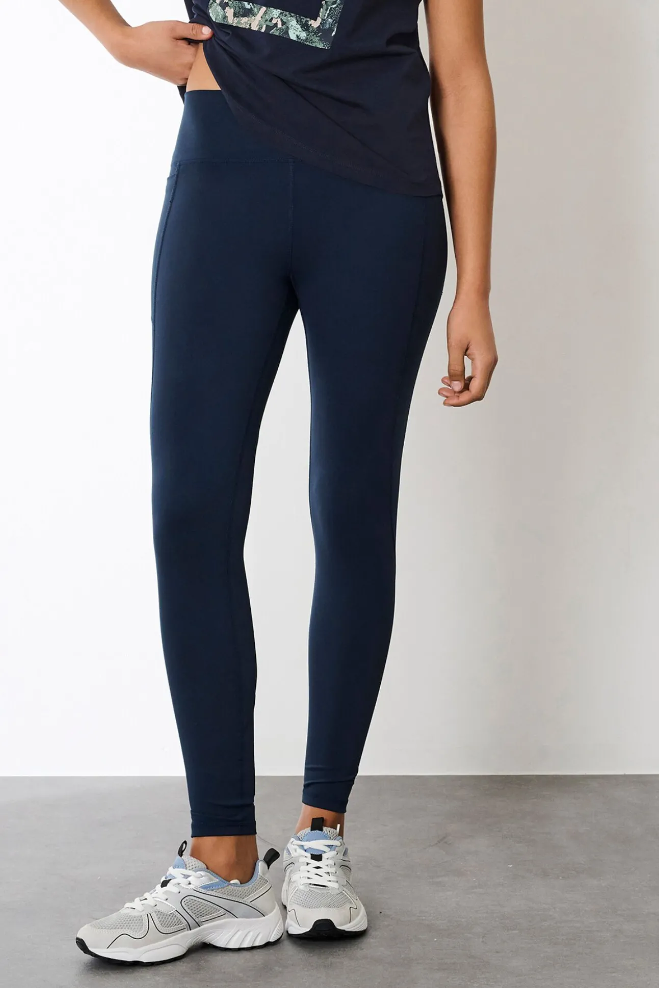 Legging cintura alta e bolso lateral