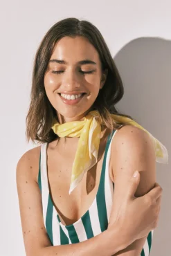 Lenço amarelo bolinhas brancas
