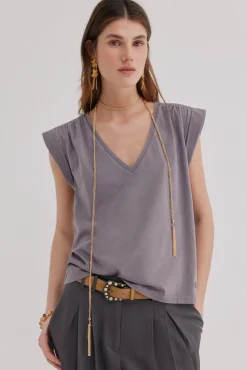 Mabel. T-shirt com aba