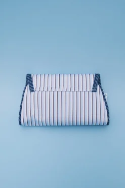 Nécessaire azul com aba e espelho