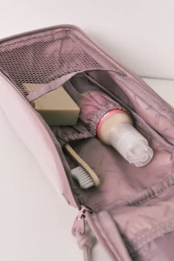 Necessaire média com fecho-éclair e alça rosa