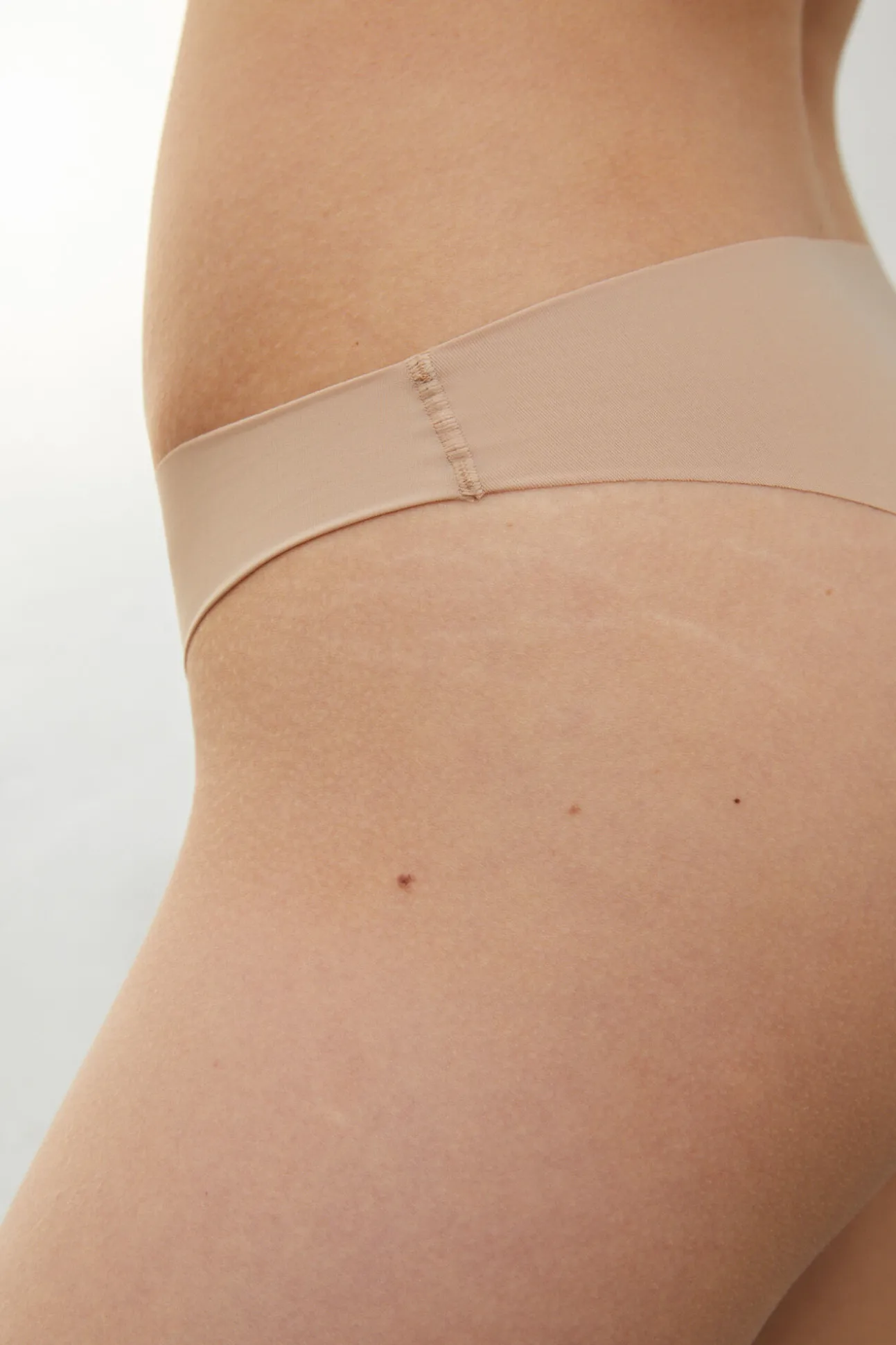 Pacote com 2 calcinhas brasileiras nude cortadas a laser