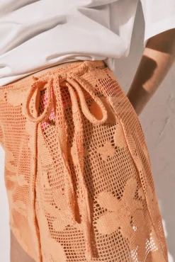 Pareo curto em crochet de flores laranja
