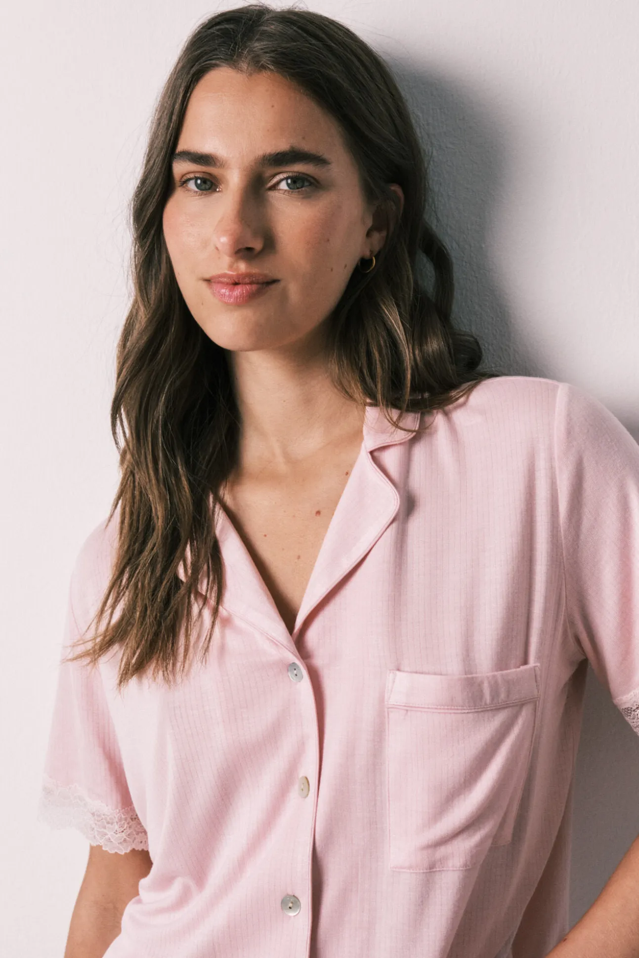 Pijama camiseiro capri em viscose e renda rosa