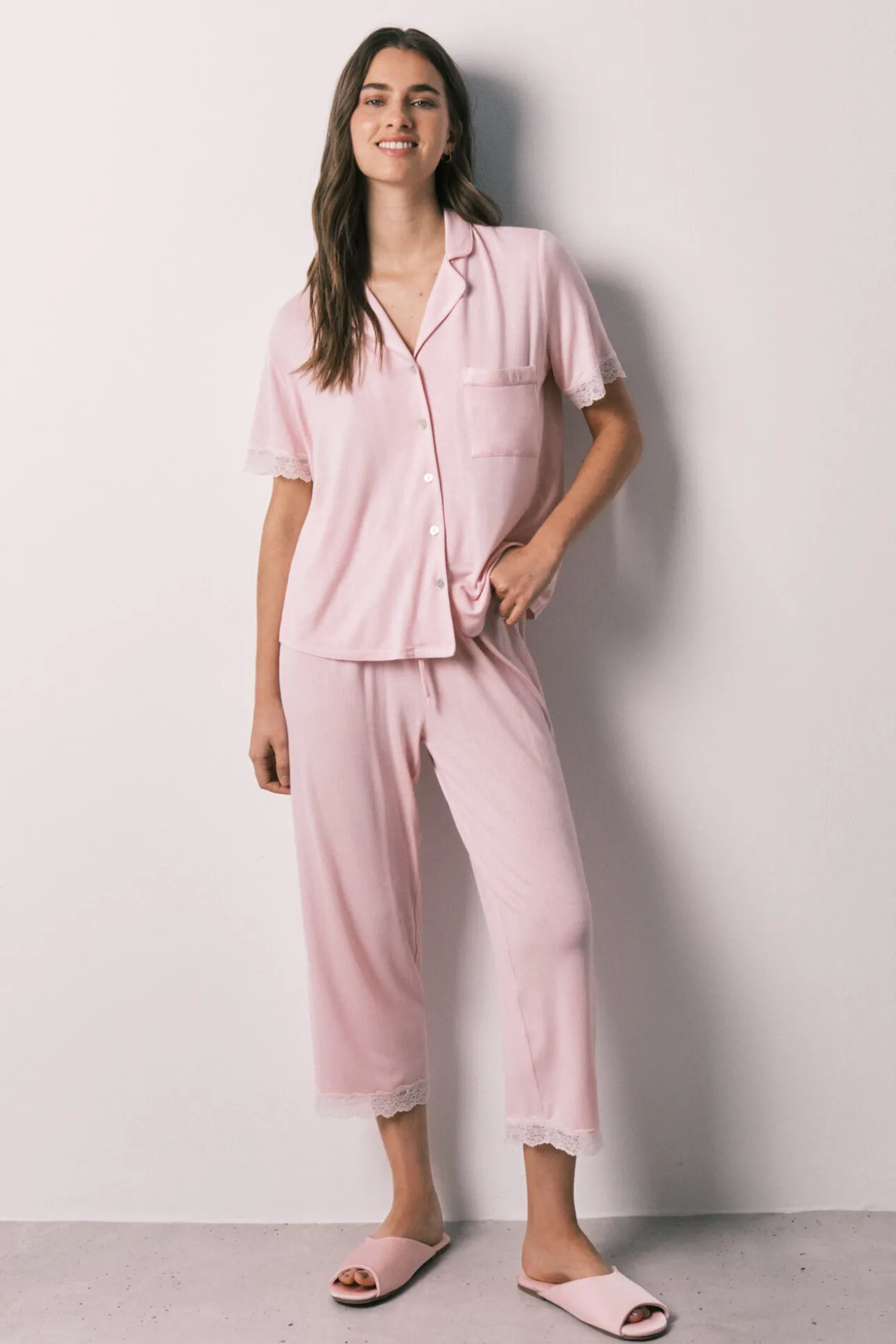 Pijama camiseiro capri em viscose e renda rosa
