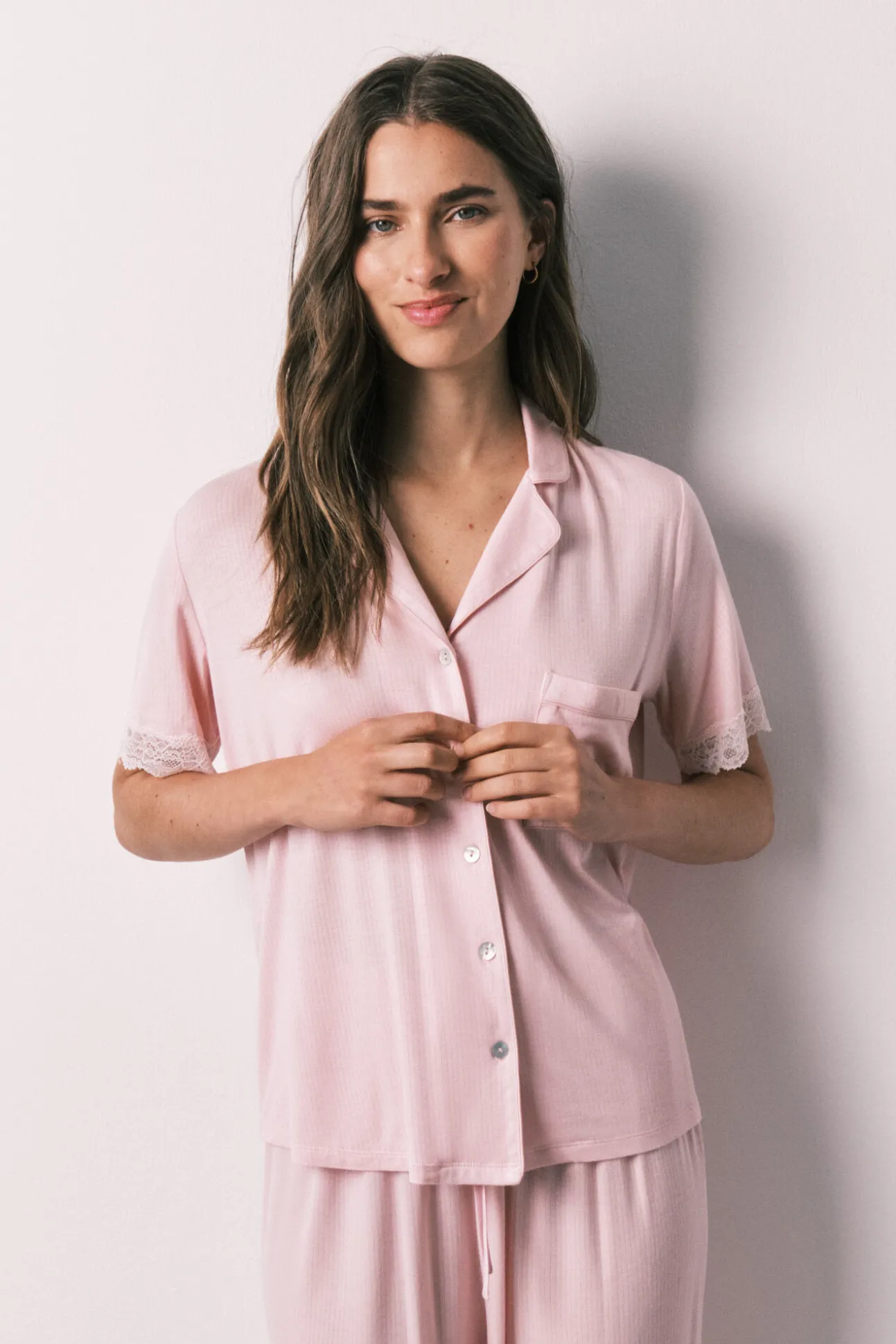 Pijama camiseiro capri em viscose e renda rosa