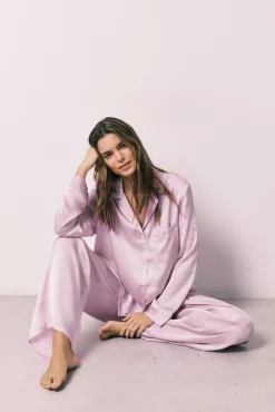 Pijama camiseiro comprido em cetim lilás