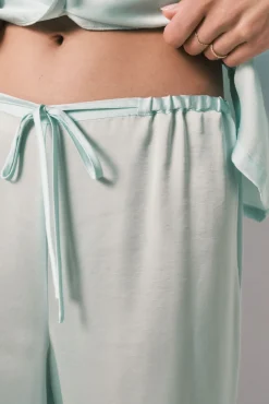 Pijama camiseiro comprido em cetim verde