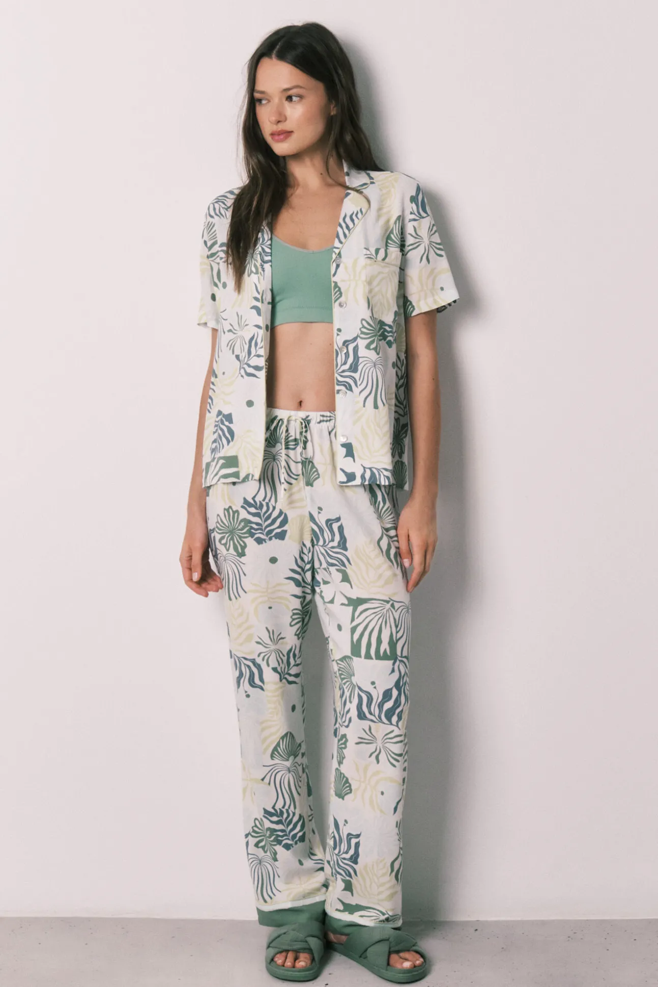Pijama camiseiro comprido estampado tropical