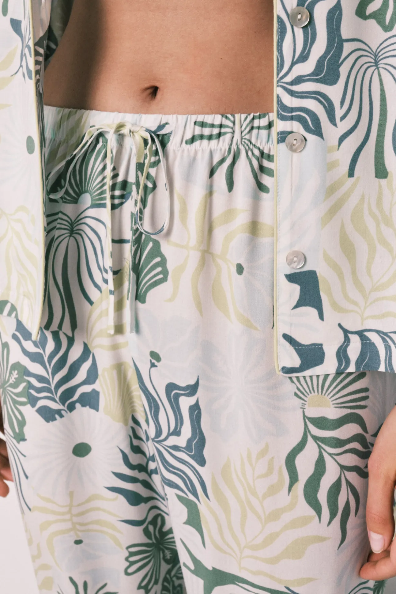 Pijama camiseiro comprido estampado tropical