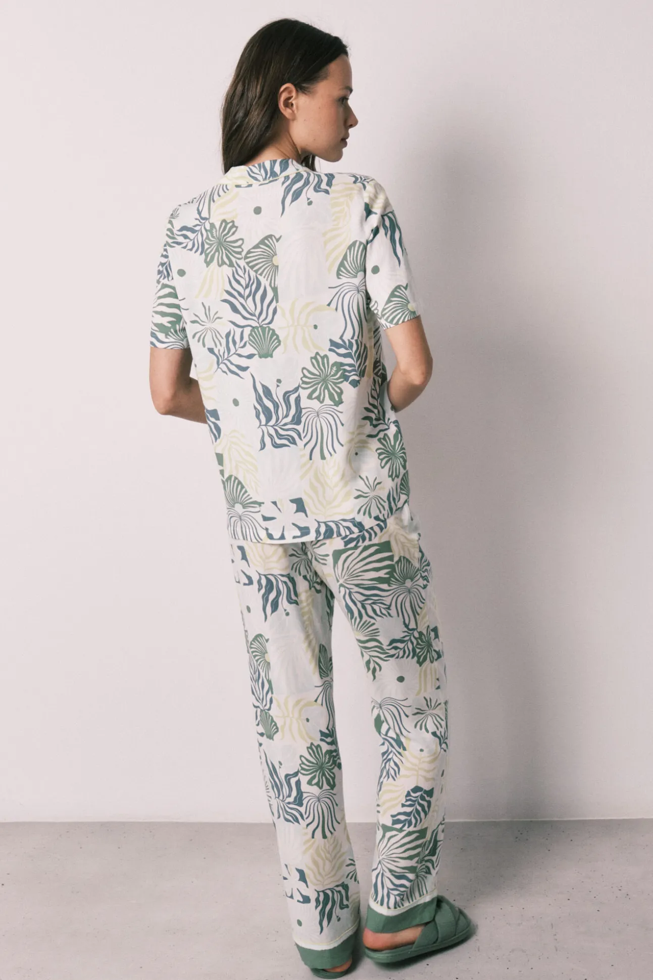 Pijama camiseiro comprido estampado tropical