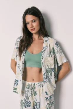 Pijama camiseiro comprido estampado tropical