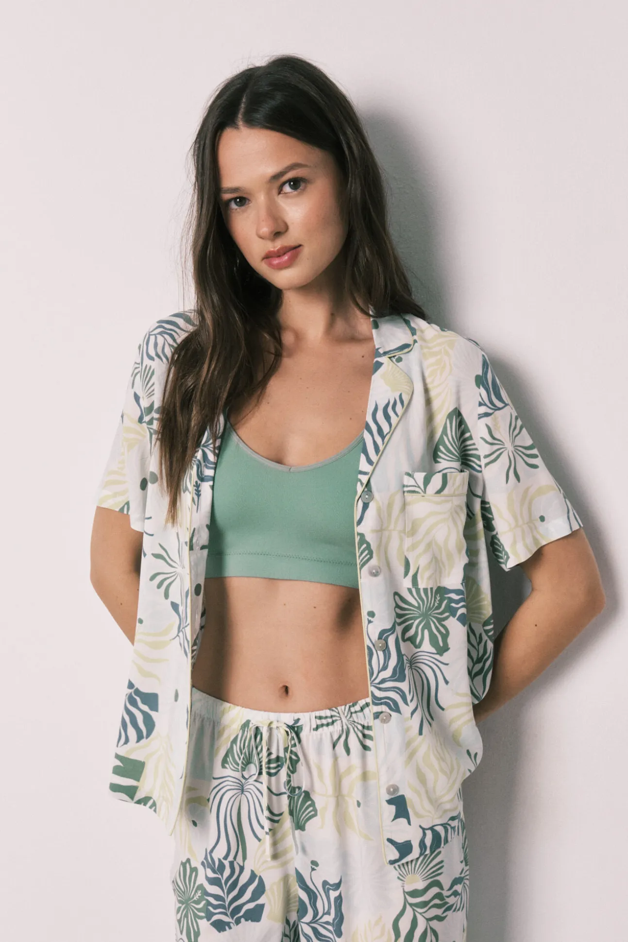 Pijama camiseiro comprido estampado tropical