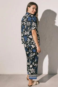Pijama capri camiseiro de flores azul