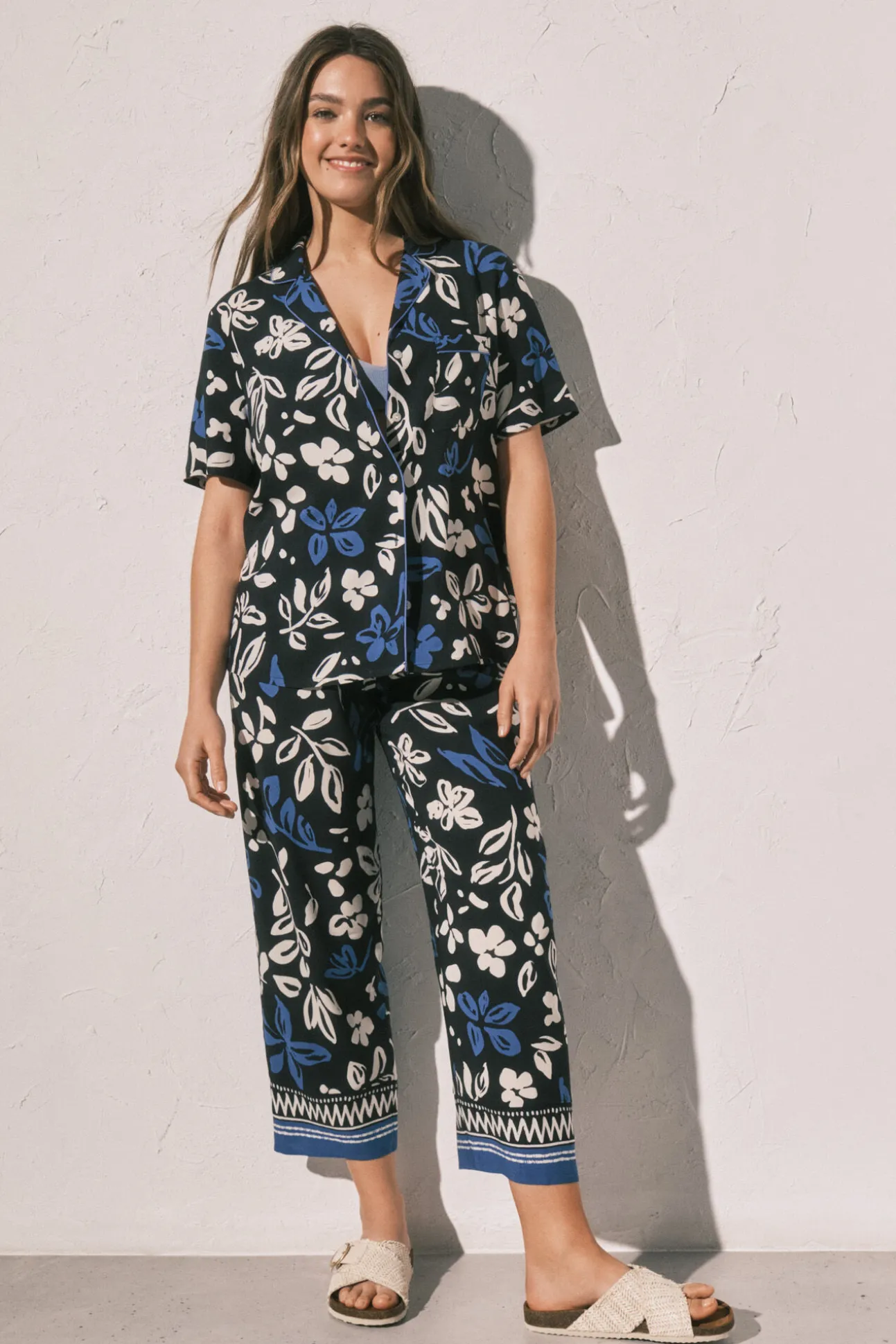 Pijama capri camiseiro de flores azul
