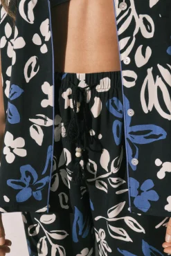Pijama capri camiseiro de flores azul