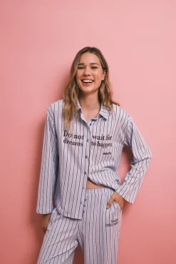 Pijama comprido camiseiro de riscas azul claro