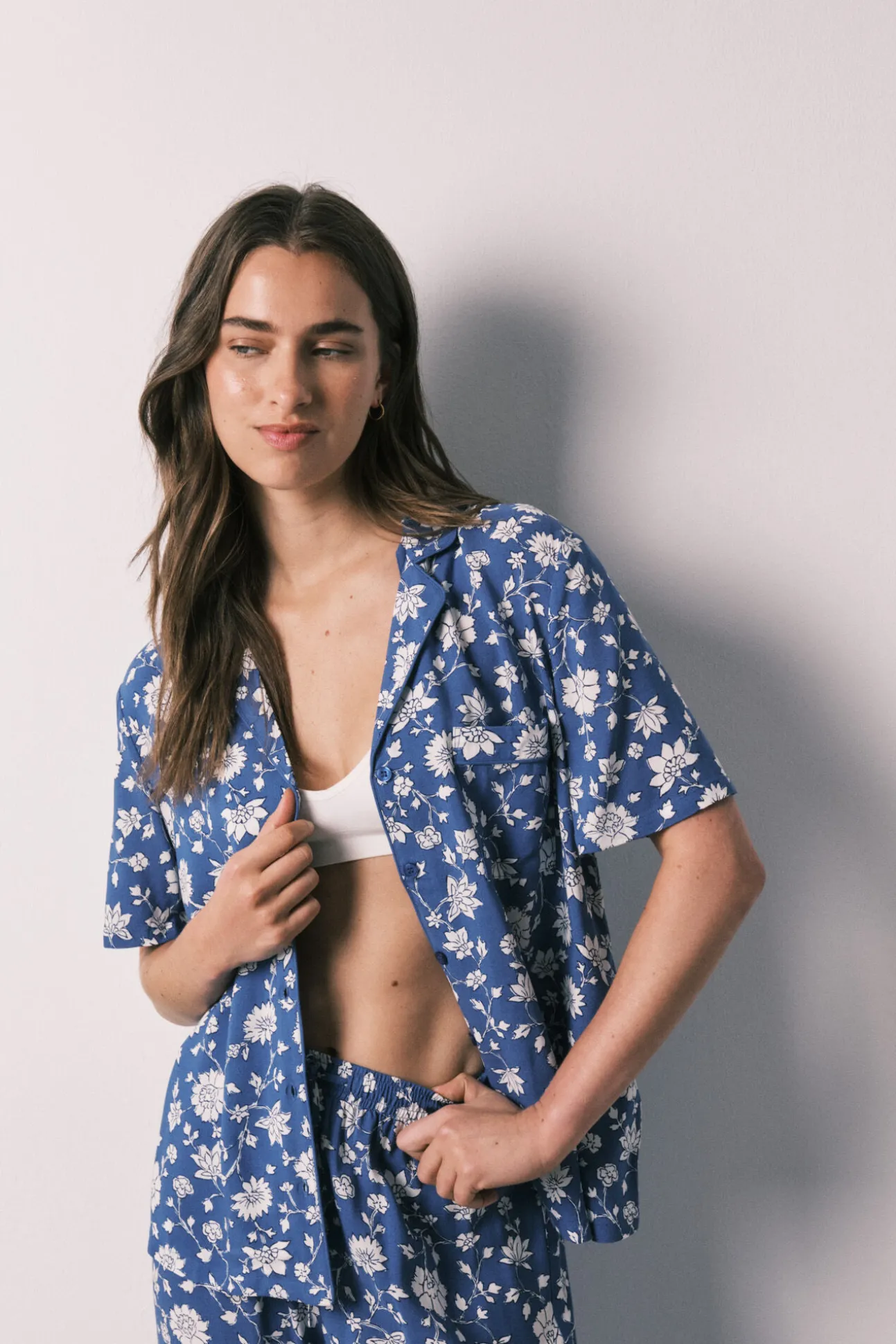 Pijama comprido camiseiro de flores azul