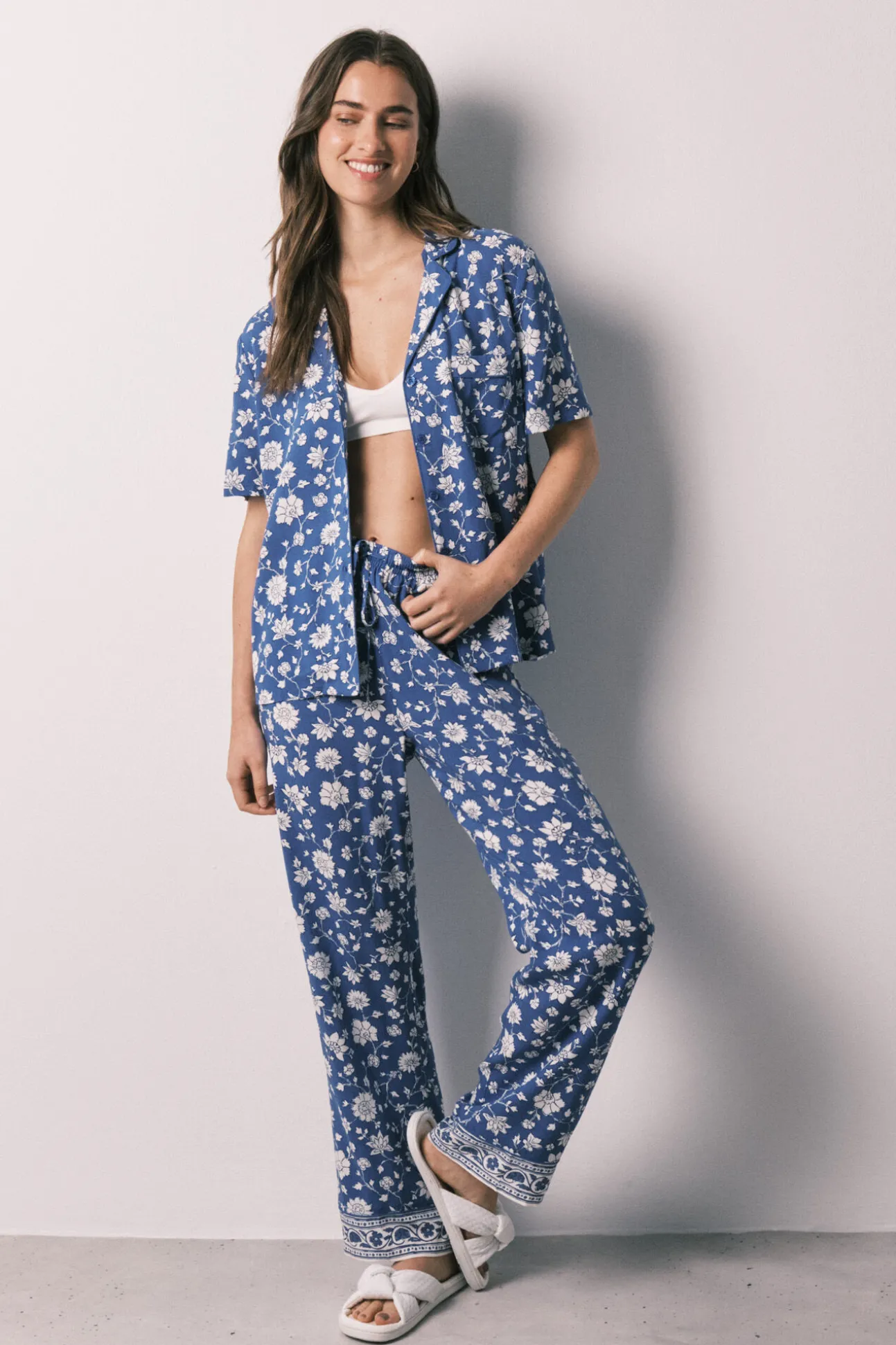 Pijama comprido camiseiro de flores azul