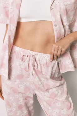 Pijama comprido camiseiro estampado de flores e peras