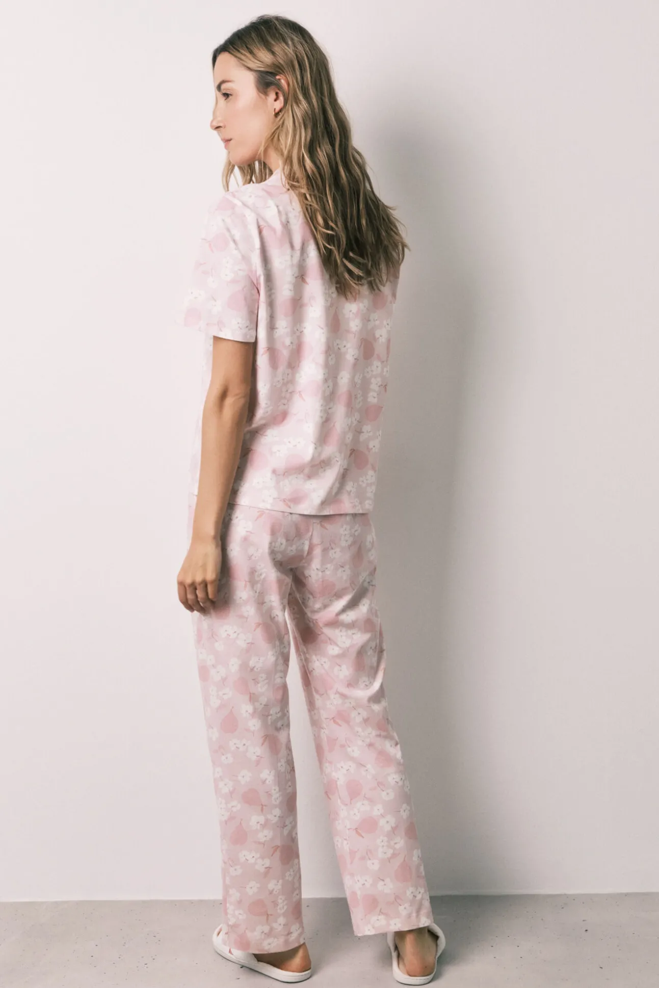 Pijama comprido camiseiro estampado de flores e peras