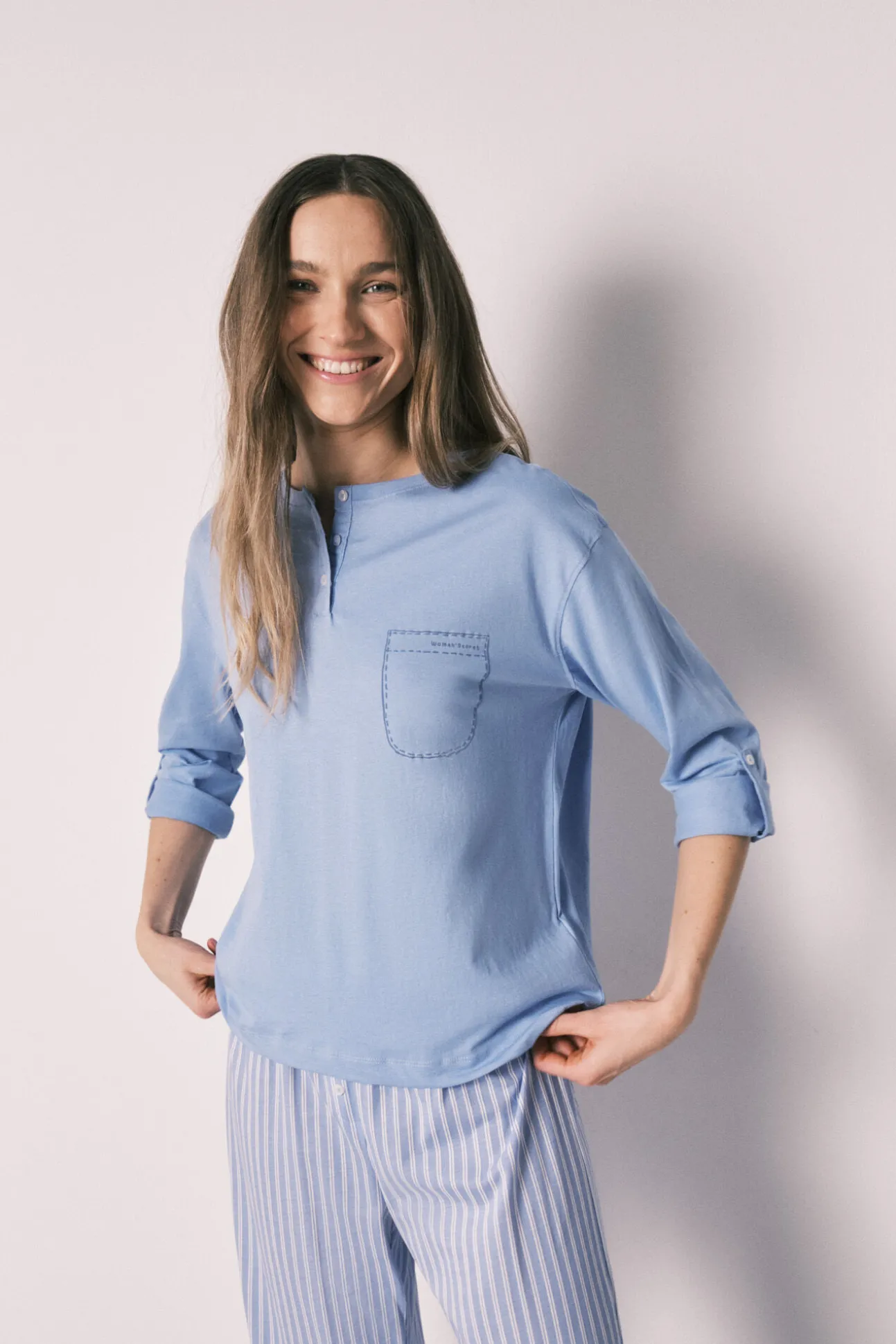 Pijama comprido com calças às riscas em algodão azul