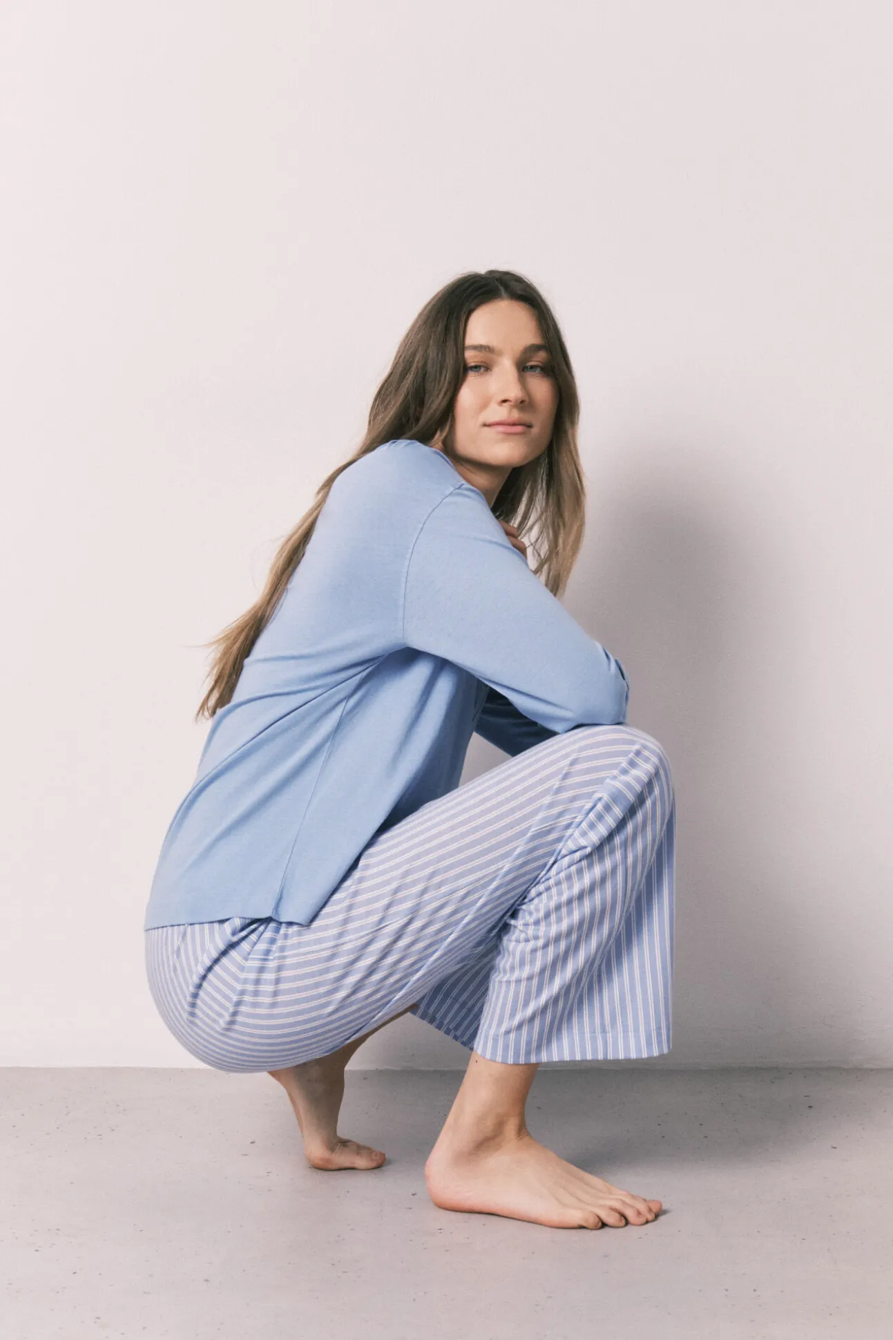 Pijama comprido com calças às riscas em algodão azul