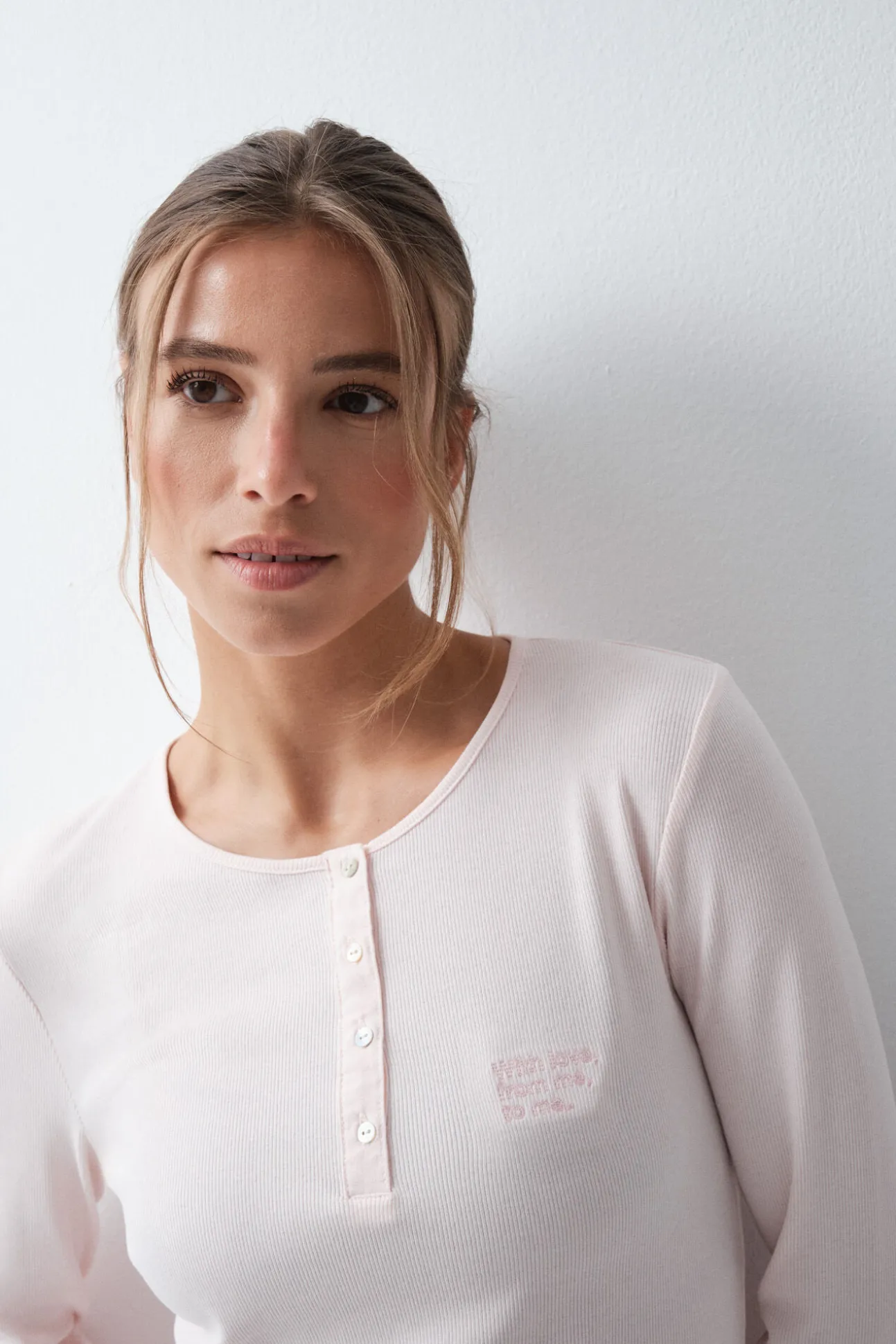 Pijama comprido em algodão com estampado de flores rosa claro