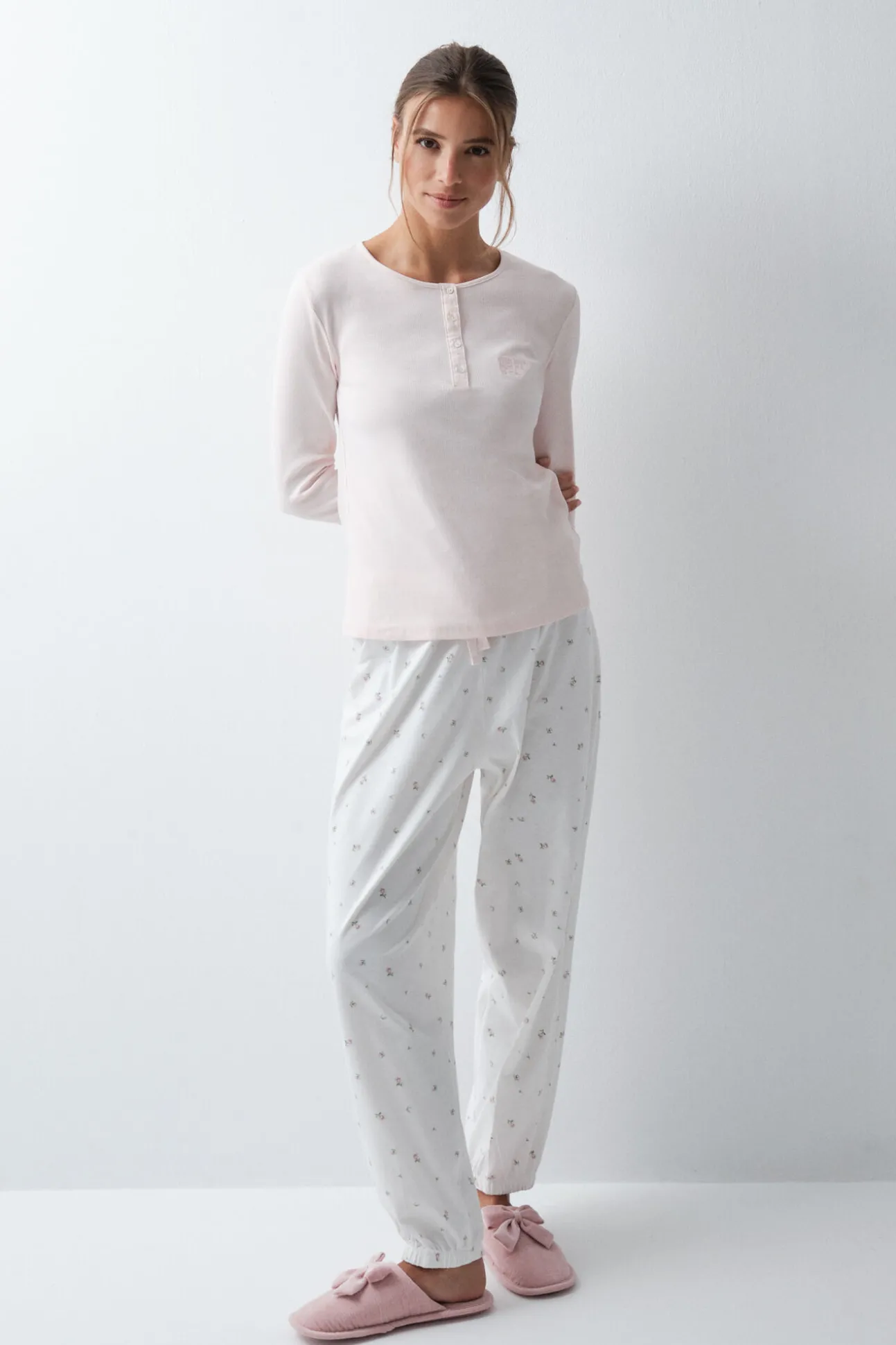 Pijama comprido em algodão com estampado de flores rosa claro