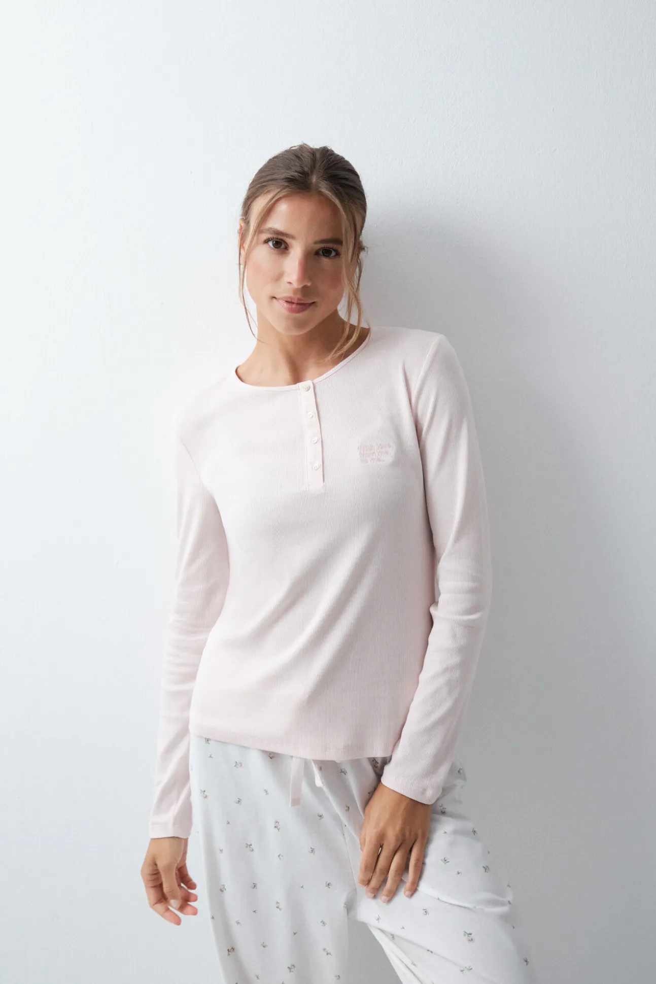 Pijama comprido em algodão com estampado de flores rosa claro