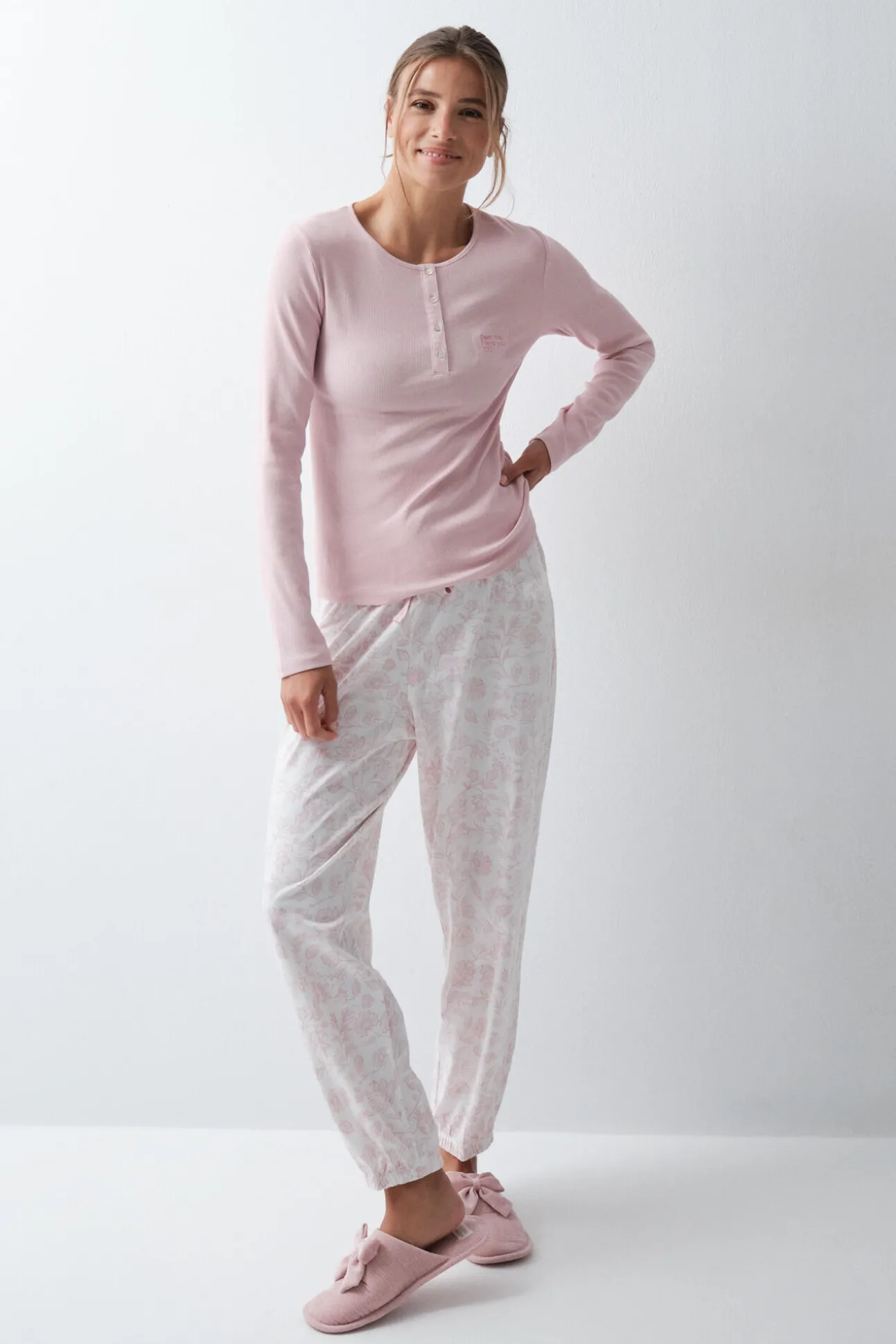 Pijama comprido em algodão estampado floral rosa