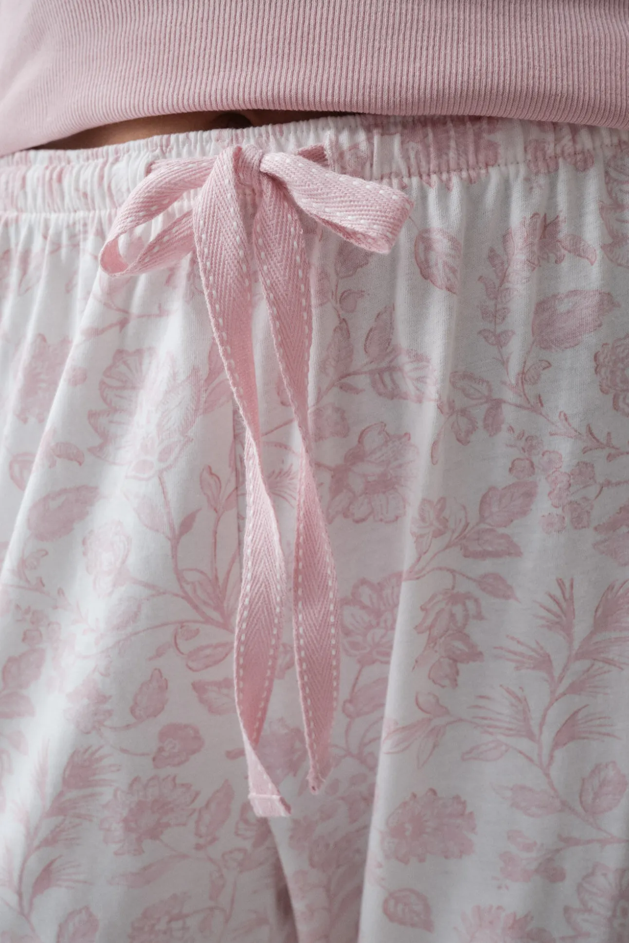 Pijama comprido em algodão estampado floral rosa