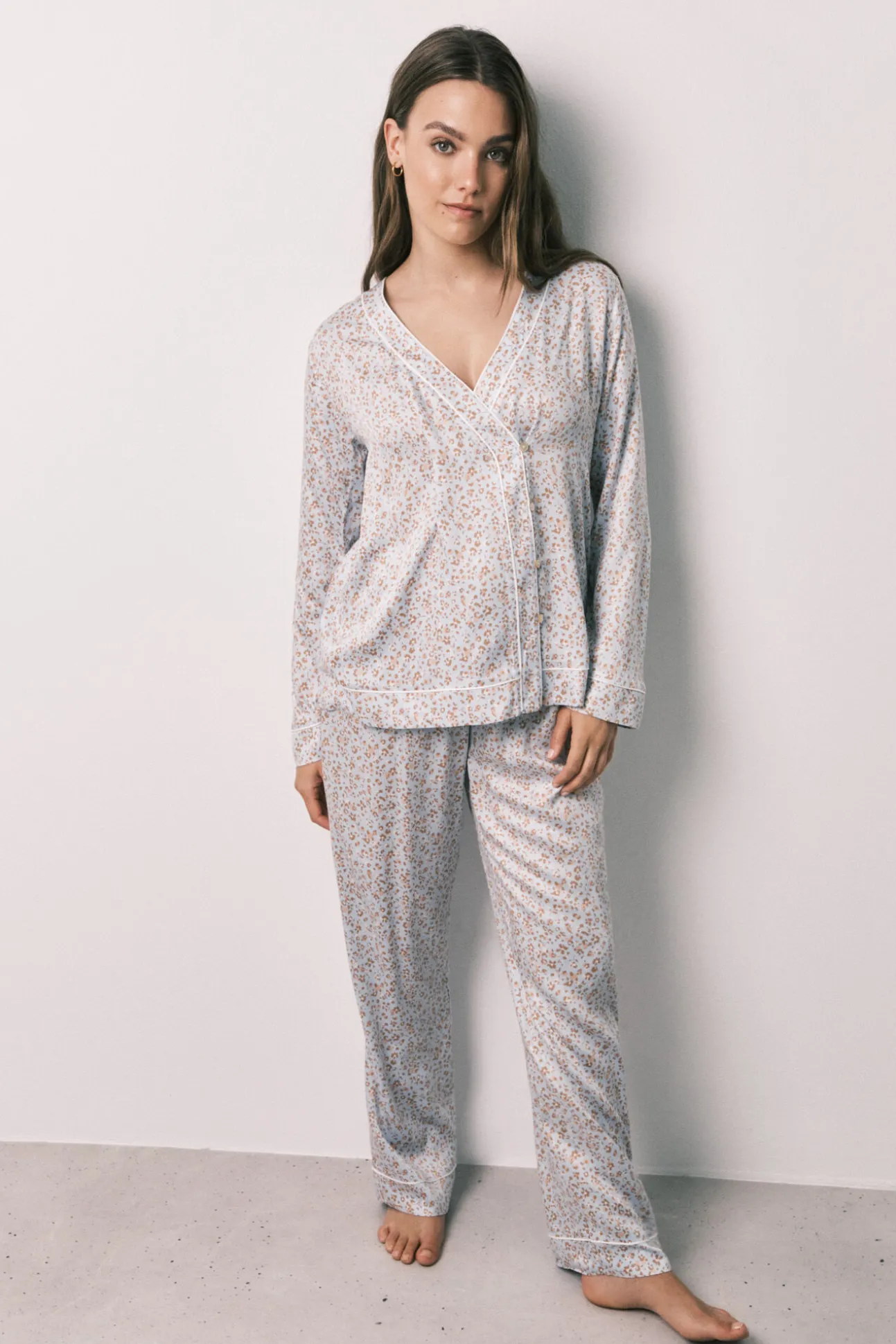 Pijama comprido em cetim estampado de flores