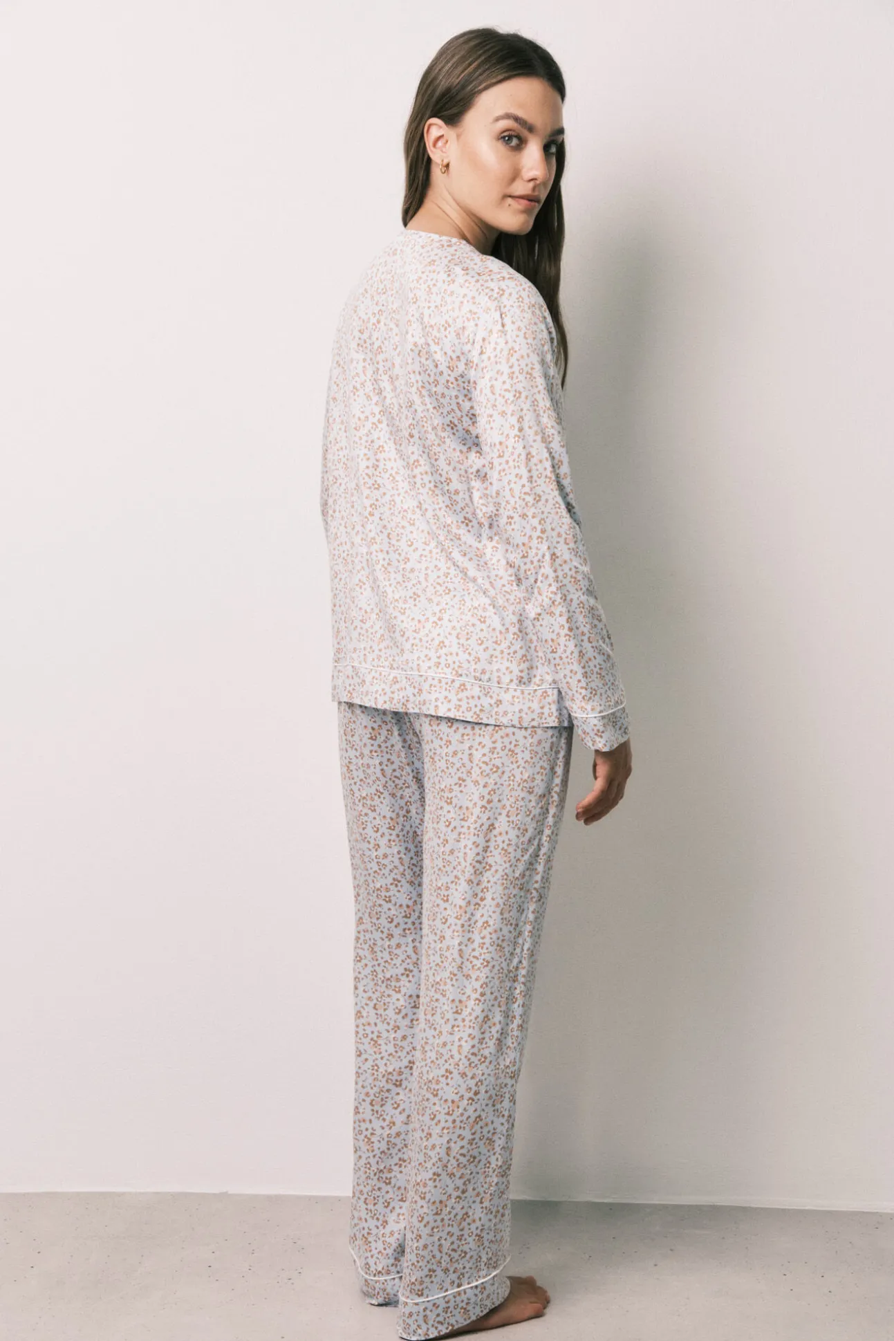 Pijama comprido em cetim estampado de flores