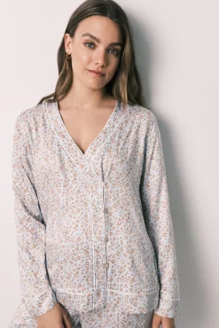 Pijama comprido em cetim estampado de flores