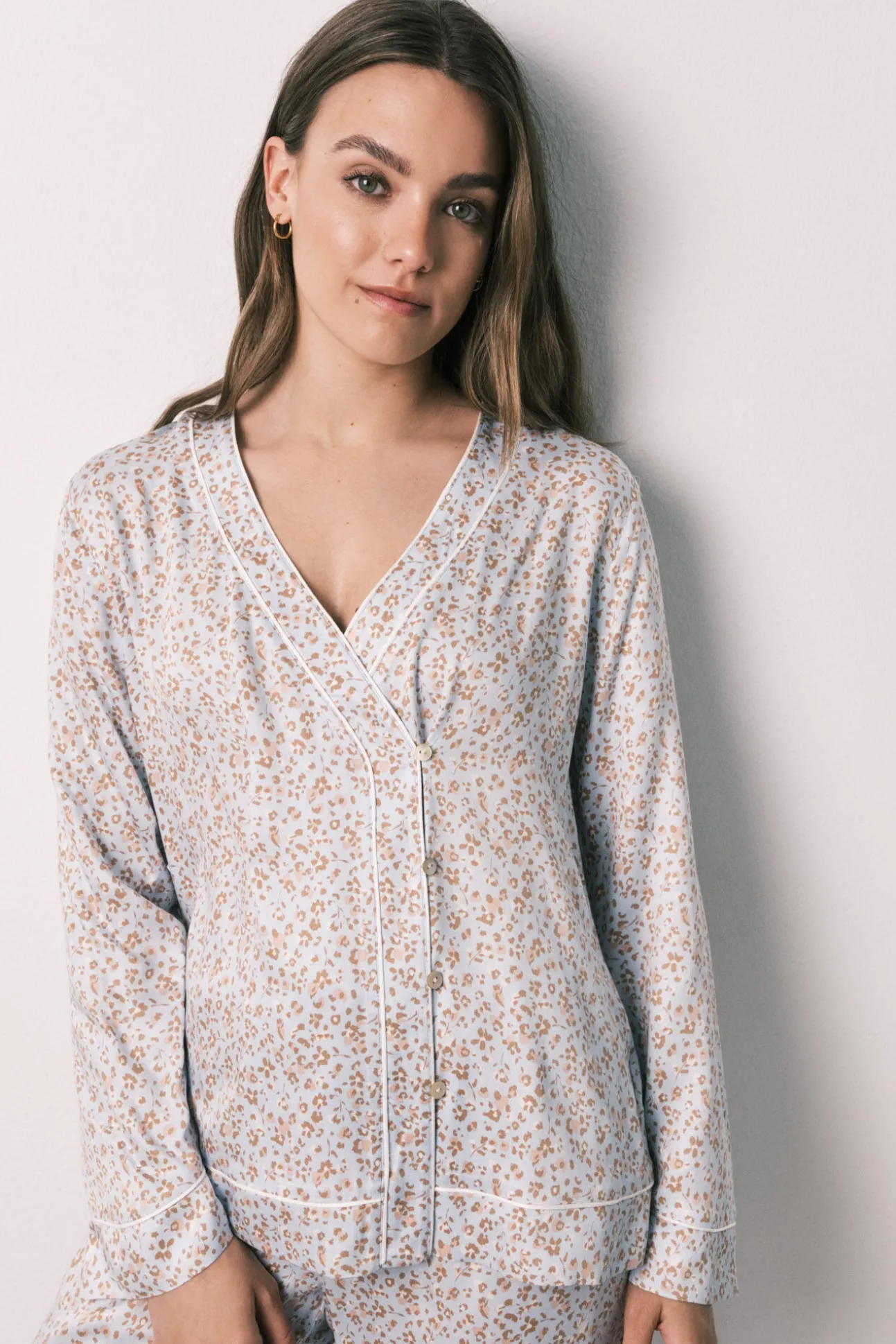 Pijama comprido em cetim estampado de flores