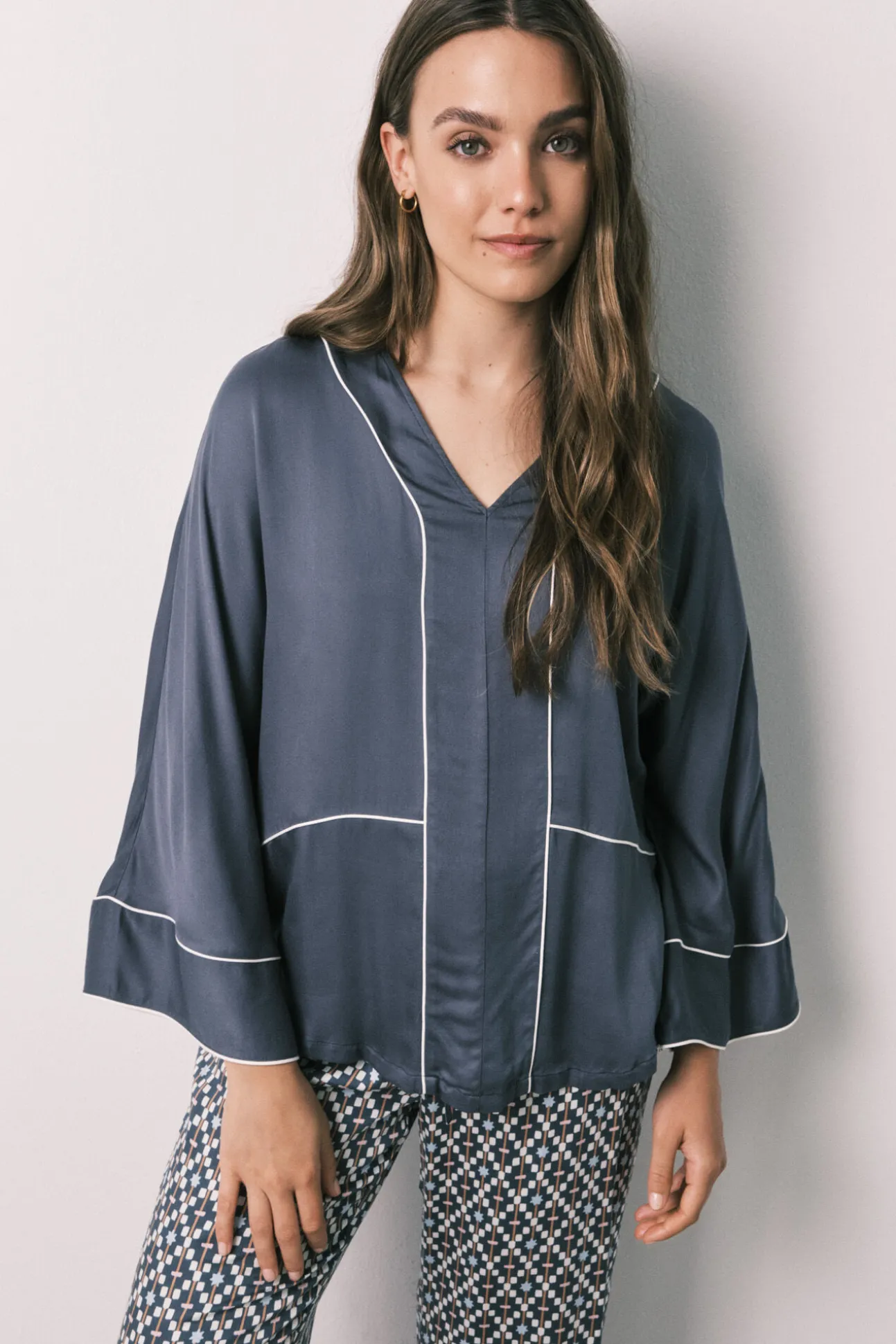 Pijama comprido em cetim estampado geométrico